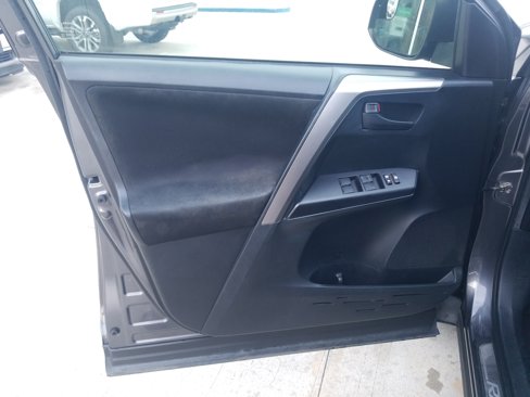 Used 2017 Toyota RAV4 LE image 9