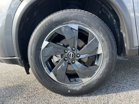 Used 2024 Nissan Rogue SV image 12