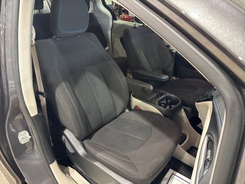 Used 2021 Chrysler Pacifica Touring w/ Cold Weather Group image 34