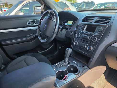 Used 2017 Ford Explorer XLT image 6