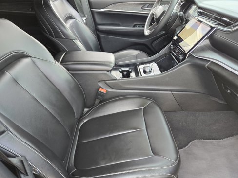 Used 2024 Jeep Grand Cherokee L Limited w/ Black Appearance Package image 13