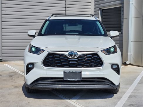 Used 2022 Toyota Highlander XLE image 3