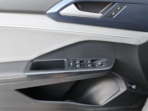 Certified 2024 Volkswagen Taos SE image 40