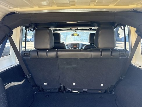 Used 2015 Jeep Wrangler Unlimited Sahara w/ Connectivity Group image 28