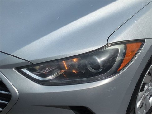 Used 2018 Hyundai Elantra SE image 17