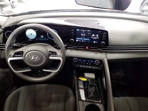 Used 2021 Hyundai Elantra SEL w/ Convenience Package image 3