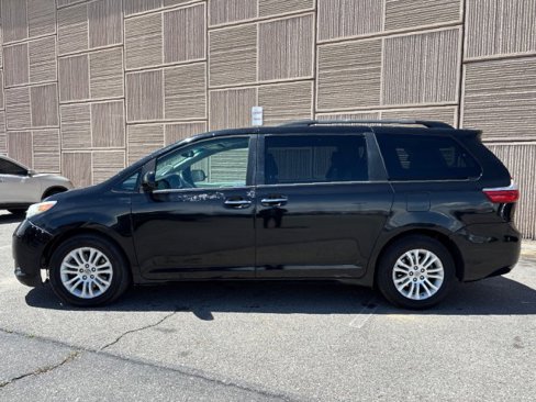 Used 2015 Toyota Sienna XLE w/ XLE Navigation Package image 2