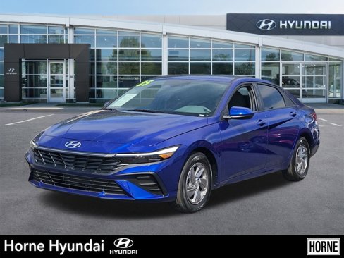 Used 2025 Hyundai Elantra SE image 1