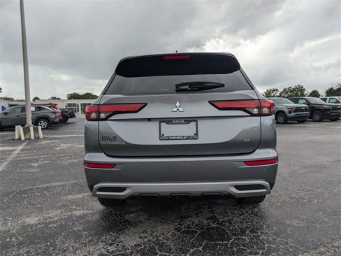 Used 2022 Mitsubishi Outlander SE image 6