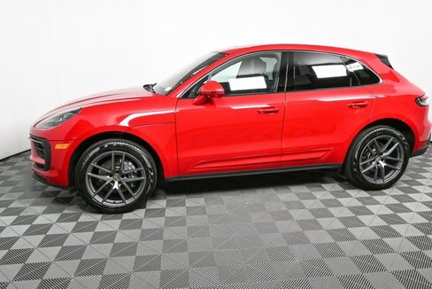 Certified 2024 Porsche Macan image 2