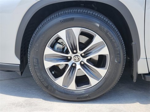 Used 2022 Toyota Highlander XLE image 11