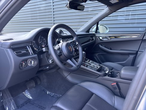 Certified 2025 Porsche Macan image 5