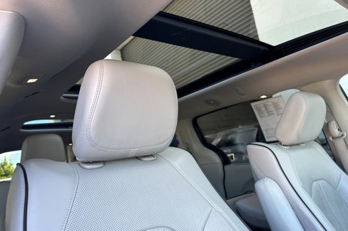 Used 2021 Chrysler Pacifica Limited w/ Uconnect Theater Family Group image 20