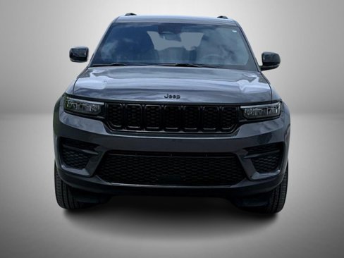 Used 2024 Jeep Grand Cherokee Altitude image 2