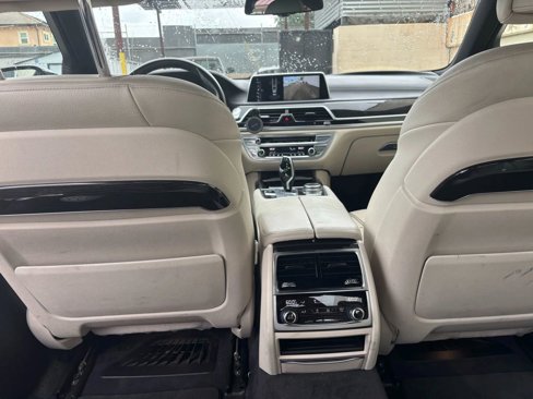 Used 2016 BMW 740i image 7