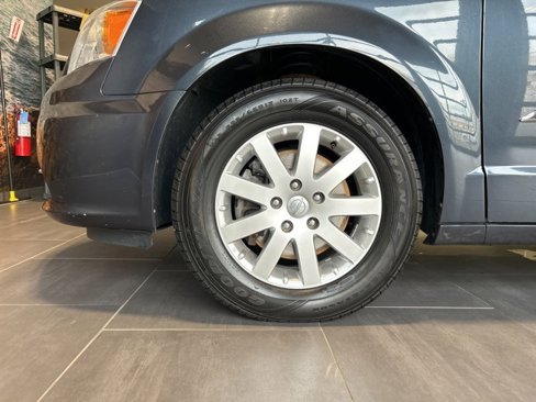 Used 2014 Chrysler Town & Country Touring image 36