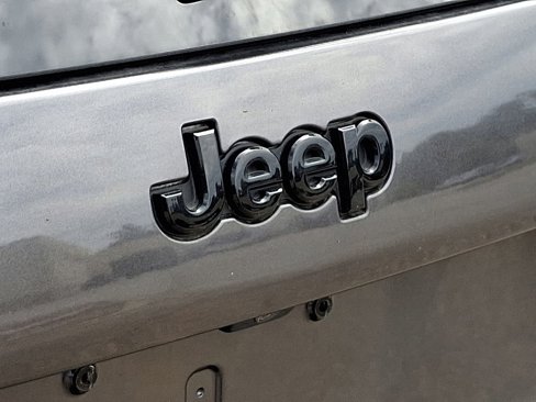 Used 2020 Jeep Cherokee Latitude Plus image 32