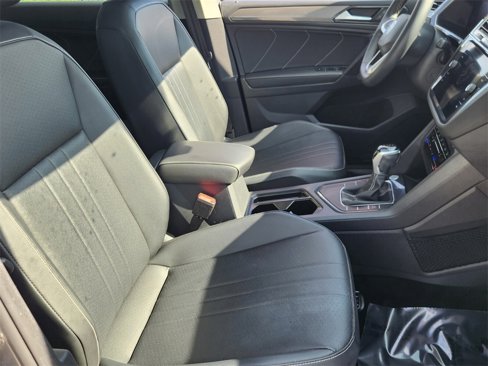 Used 2022 Volkswagen Tiguan SE w/ Panoramic Sunroof Package image 17