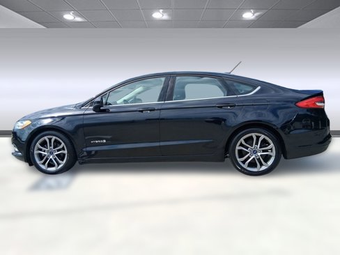 Used 2017 Ford Fusion SE w/ Equipment Group 601A image 2