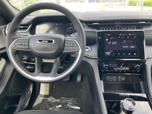New 2025 Jeep Grand Cherokee L Altitude image 18