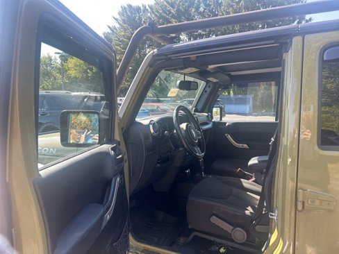 Used 2013 Jeep Wrangler Unlimited Rubicon w/ Connectivity Group image 9
