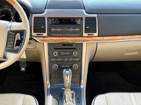 Used 2010 Lincoln MKZ image 22