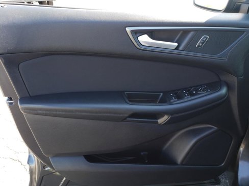 Used 2019 Ford Edge SE image 11