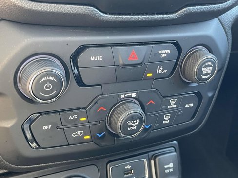Used 2022 Jeep Renegade Latitude w/ Sun/Sound Group image 21
