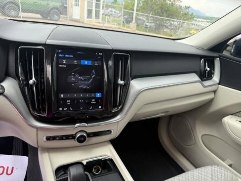 Used 2022 Volvo XC60 B5 Momentum image 13