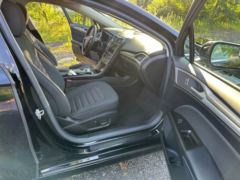 Used 2017 Ford Fusion SE w/ Fusion SE Technology Package image 12