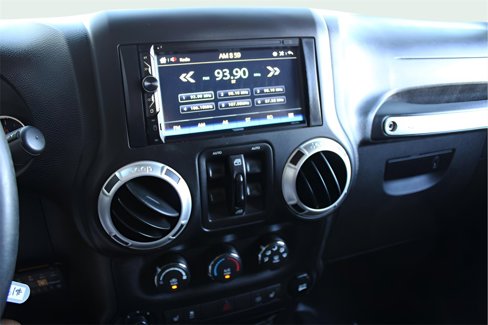 Used 2017 Jeep Wrangler Unlimited Sahara w/ Connectivity Group image 19