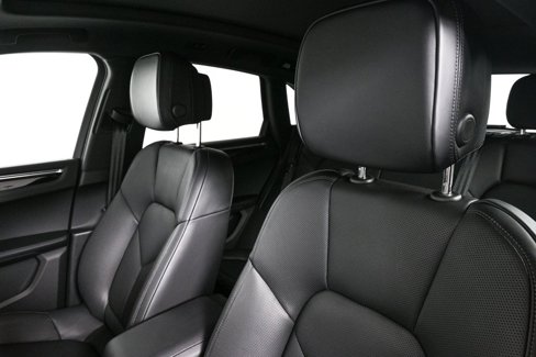 Certified 2025 Porsche Macan image 5