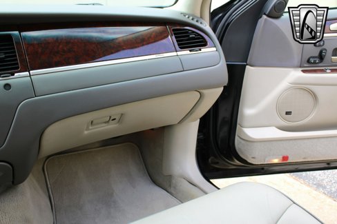 Used 2006 Lincoln Town Car Designer Series image 17