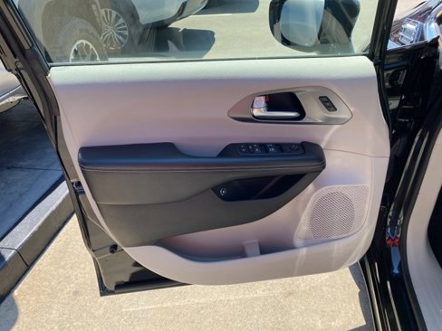Used 2021 Chrysler Pacifica Touring-L image 16