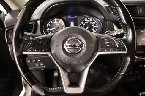 Used 2020 Nissan Rogue SV image 3