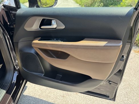 Used 2019 Chrysler Pacifica Limited w/ Advanced Safetytec Group image 28