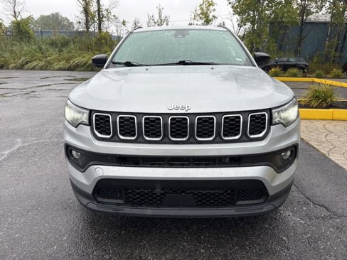 Used 2024 Jeep Compass Latitude image 2