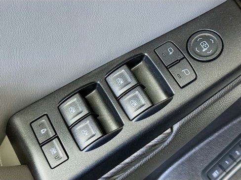 Used 2015 Chevrolet Suburban LT image 20