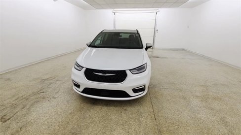 Used 2023 Chrysler Pacifica Touring-L image 3
