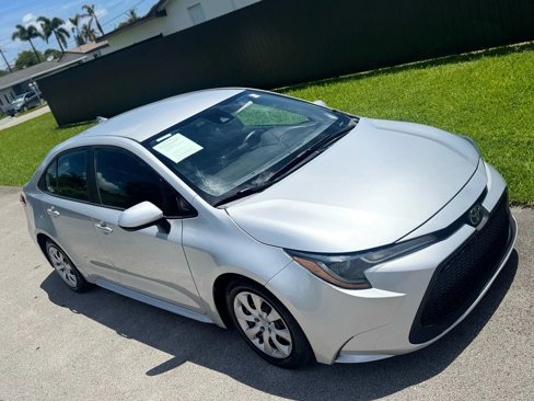 Used 2020 Toyota Corolla LE image 2