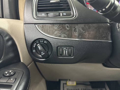 Used 2016 Chrysler Town & Country Touring image 35