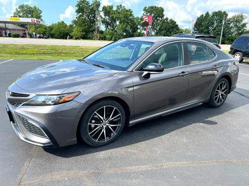 Used 2022 Toyota Camry SE image 2