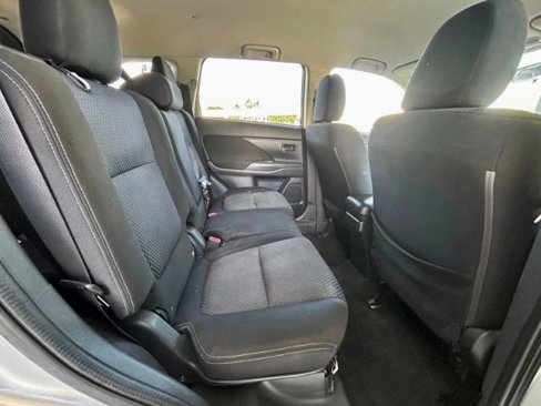 Used 2018 Mitsubishi Outlander SE image 9