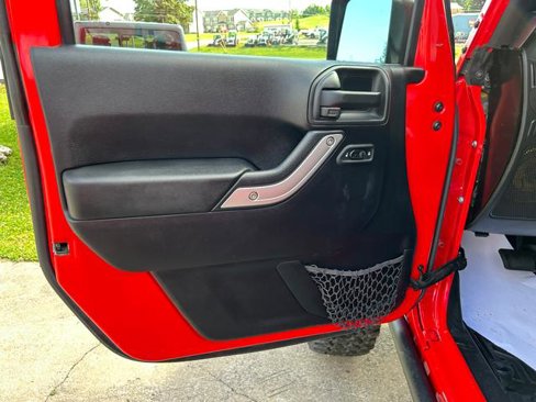 Used 2016 Jeep Wrangler Unlimited Rubicon w/ Connectivity Group image 7
