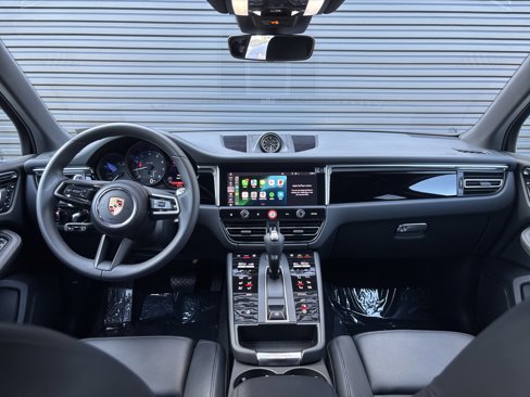 Certified 2025 Porsche Macan image 7