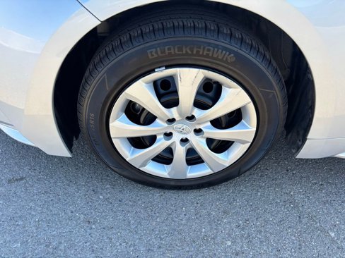 Used 2022 Toyota Corolla LE image 8