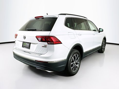 Used 2018 Volkswagen Tiguan SE w/ Panoramic Sunroof Package image 9