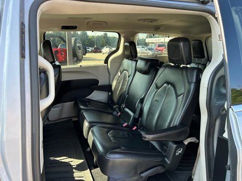 Certified 2017 Chrysler Pacifica Touring-L image 10