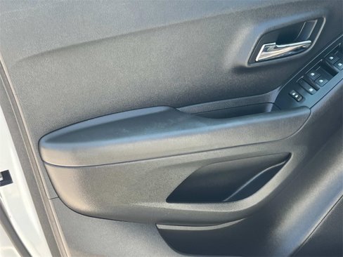 Used 2018 Chevrolet Trax LT w/ LT Convenience Package image 12