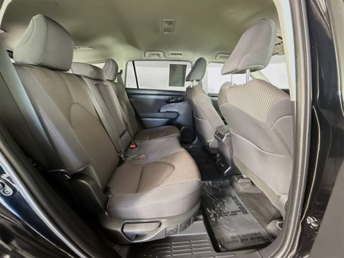 Used 2022 Toyota Highlander LE image 25